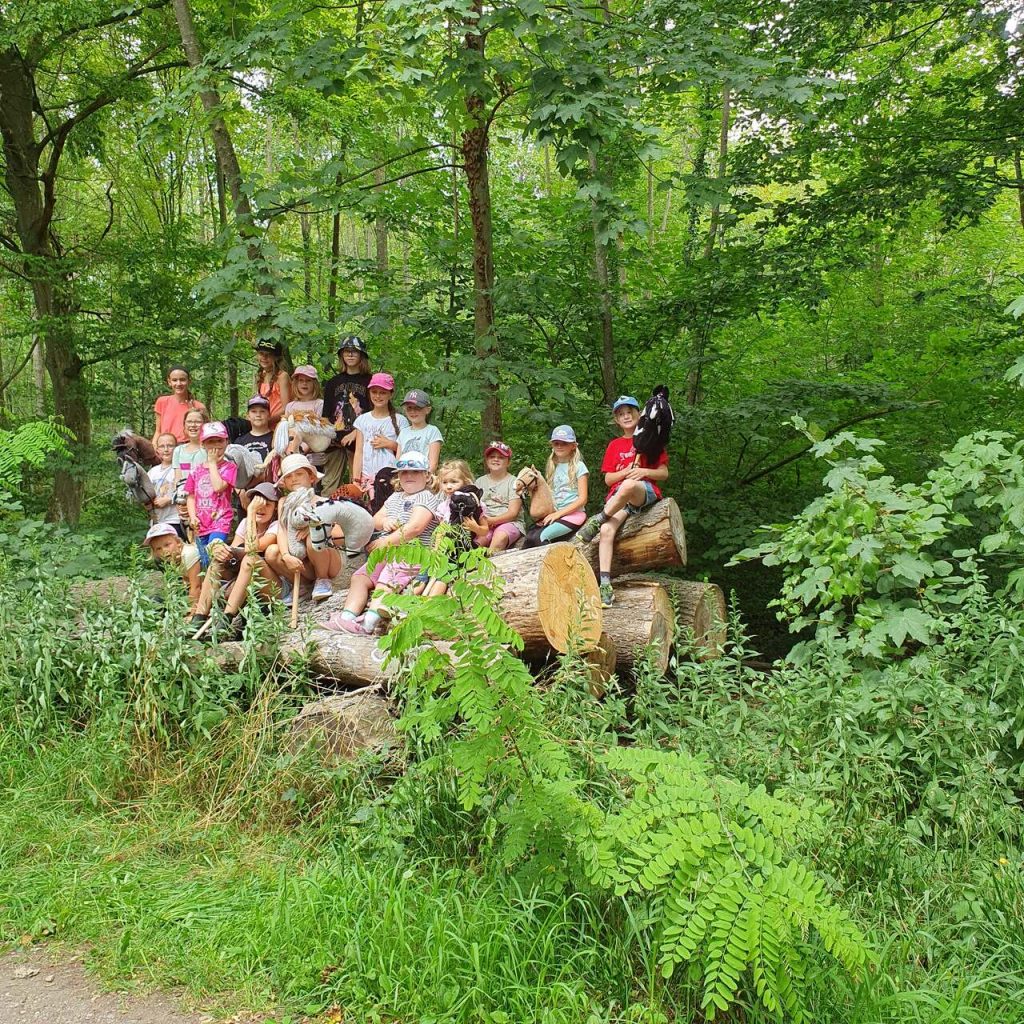 Bild zeigt einen Teil der Kinder, die an dem Abenteuer-Ausflug teilnahmen